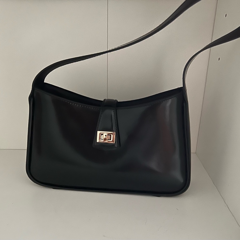 H&M Black Shoulder Bag with Structured Design
